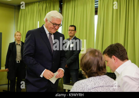 Frank-Walter Steinmeier colloqui con funzionari elettorali. Il Presidente tedesco Frank-Walter Steinmeier e sua moglie Elke Büdenbender esprimano il loro voto per le elezioni tedesche in Nord-Grundschule in Berlin Zehlendorf. Foto Stock