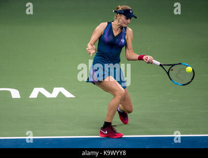 Wuhan, Cina. 24 settembre, 2017. ekaterina makarova della Russia restituisce la sfera durante l' singles match di primo turno contro anastasija sevastova della Lettonia a 2017 wta wuhan aprire a Wuhan, capitale della Cina centrale della provincia di Hubei, sett. 24, 2017. ekaterina makarova ha vinto 2-0. (Xinhua/xiong qi)(WLL) Foto Stock