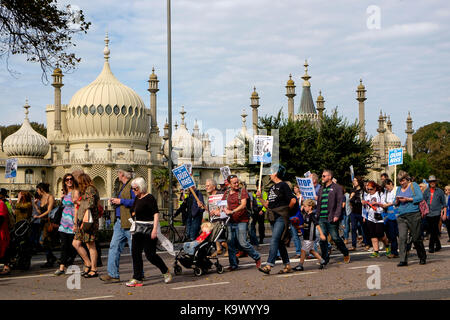 Brighton, Regno Unito. 24Sep, 2017. manifestanti in un pro-NHS dimostrazione formata principalmente da lavoratori nhs e organizzata da difendere il nhs sussex - organizzate in concomitanza con la festa del lavoro conferenza 2017. Credito: scott hortop/alamy live news Foto Stock