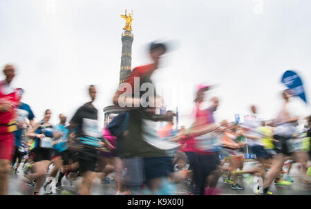 Berlino, Germania. 24Sep, 2017. migliaia di corridori partecipano in 44th la maratona di Berlino a Berlino, Germania, 24 settembre 2017. Credito: soeren stache/dpa/alamy live news Foto Stock