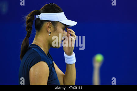Wuhan, Cina. 24 settembre, 2017. duan yingying della Cina reagisce durante le singole' match di primo turno contro elena vesnina della Russia a 2017 wta wuhan aprire a Wuhan, capitale della Cina centrale della provincia di Hubei, sett. 24, 2017. duan perso 0-2. (Xinhua/mao siqian)(WLL) Foto Stock