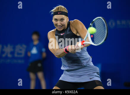 Wuhan, Cina. 24 settembre, 2017. elena vesnina della Russia restituisce la sfera durante l' singles match di primo turno contro duan yingying della Cina al 2017 wta wuhan aprire a Wuhan, capitale della Cina centrale della provincia di Hubei, sett. 24, 2017 elena vesnina ha vinto 2-0. (Xinhua/mao siqian)(WLL) Foto Stock