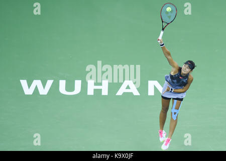 Wuhan, Cina. 24 settembre, 2017. wang yafan della Cina serve durante la singles' match di primo turno contro sorana cirstea della Romania a 2017 wta wuhan aprire a Wuhan, capitale della Cina centrale della provincia di Hubei, sett. 24, 2017. wang perso 0-2. (Xinhua/ou dongqu)(WLL) Foto Stock