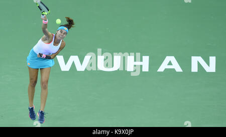 Wuhan, Cina. 24 settembre, 2017. sorana cirstea della Romania serve durante la singles' match di primo turno contro wang yafan della Cina al 2017 wta wuhan aprire a Wuhan, capitale della Cina centrale della provincia di Hubei, sett. 24, 2017. sorana cirstea ha vinto 2-0. (Xinhua/ou dongqu)(WLL) Foto Stock