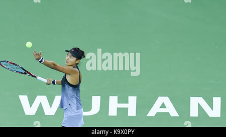 Wuhan, Cina. 24 settembre, 2017. wang yafan della Cina serve durante la singles' match di primo turno contro sorana cirstea della Romania a 2017 wta wuhan aprire a Wuhan, capitale della Cina centrale della provincia di Hubei, sett. 24, 2017. wang perso 0-2. (Xinhua/ou dongqu)(WLL) Foto Stock