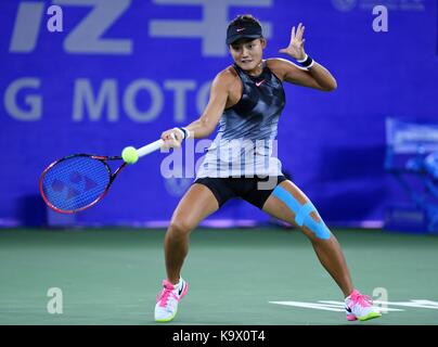 Wuhan, Cina. 24 settembre, 2017. wang yafan della Cina restituisce la sfera durante l' singles match di primo turno contro sorana cirstea della Romania a 2017 wta wuhan aprire a Wuhan, capitale della Cina centrale della provincia di Hubei, sett. 24, 2017. wang perso 0-2. (Xinhua/li ga)(WLL) Foto Stock