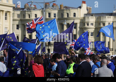 Brighton, Regno Unito. 24 Settembre, 2017. Pro Unione europea sostenitori dimostrare durante una manifestazione di protesta contro la Brexit in Brighton, Regno Unito, Domenica, Settembre 24, 2017. I dimostranti si sono stretti al di fuori del lavoro annuale Conferenza delle parti che si terrà a Brighton e a cui hanno partecipato i leader dell opposizione Jeremy Corbyn. Fotografia : credito: Luca MacGregor/Alamy Live News Foto Stock