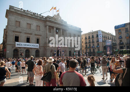 Spagna. Settembre 24th, 2017. Il Barcelona city hall durante le celebrazioni di Mercè con un banner che dice, "più democrazia". Credito: Charlie Perez/Alamy Live News Foto Stock
