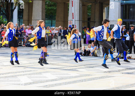 Città di Londra, 24 settembre 2017. morris ballerini eseguono. l annuale perlacea re e regine di Harvest Festival alla Guildhall yard nella città di Londra,celebrare la bontà del raccolto autunnale con tradizionale intrattenimento. morris dancing, maypole dancing, Marching Band e personaggi colorati nel tradizionale evento Foto Stock