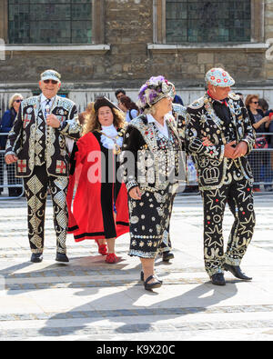 Città di Londra, 24 settembre 2017. Il re di perla e principe di finsbury con la signora sindaco. e il re di perla di tower hill con la regina di perla (fg) l annuale perlacea re e regine di Harvest Festival alla Guildhall yard nella città di Londra,celebrare la bontà del raccolto autunnale con tradizionale intrattenimento. morris dancing, maypole dancing, Marching Band e personaggi colorati nel tradizionale evento Foto Stock