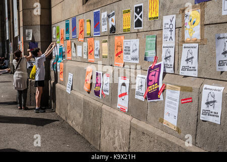 Una vista generale della parete dell'Università di Barcellona che sono coperti con referendum pro poster. Pro indipendenza sovereigntists hanno chiamato una maratona per la democrazia, dove scrutini vengono consegnati a votare con il referendum del 1 ottobre. Pro indipendenza poster sono anche stati consegnati. Il 24 settembre 2017 a Barcellona, Spagna. Foto Stock