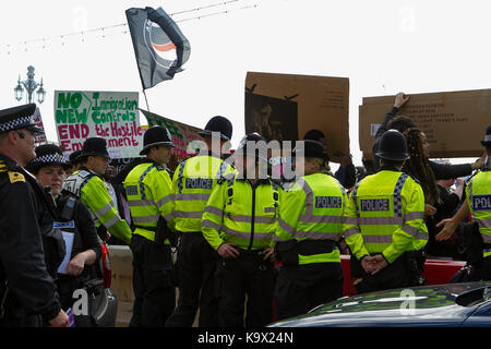 Settembre 24, 2017 - Le persone sono scese nelle strade, compresa l'anti-razzisti e anti-fascisti, per protestare contro la brexit e la sua ideologia razzista nei confronti dei rifugiati e dei migranti. la marcia di protesta fatta convergere al di fuori del partito laburista conferenza, brighton uk credit: matt duckett/imageslive/zuma filo/alamy live news Foto Stock