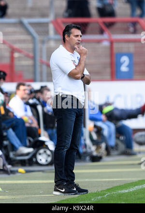 Karlsruhe, Deutschland. 24Sep, 2017. trainer alois schwartz (KSC). Ges/ fussball/ 3. liga: Karlsruher SC - fc rot-weiss erfurt, 24.09.2017 -- calcio/ soccer 3° Divisione: karlsruher sc vs rw erfurt, settembre 24, 2017 -- | verwendung weltweit credito: dpa/alamy live news Foto Stock