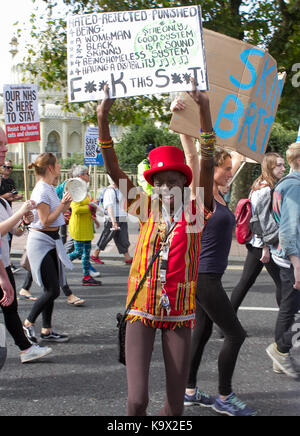 Sussex, Regno Unito. 24 settembre, 2017. Per difendere i nostri nhs manifestanti marzo attraverso la Brighton UK Credit: matt duckett/imageslive/zuma filo/alamy live news Foto Stock