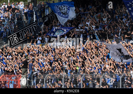 Karlsruhe, Deutschland. 24Sep, 2017. funzione fan ksc klatschen. ges/ fussball/ 3. liga: Karlsruher SC - fc rot-weiss erfurt, 24.09.2017 -- calcio/ soccer 3° Divisione: karlsruher sc vs rw erfurt, settembre 24, 2017 -- | verwendung weltweit credito: dpa/alamy live news Foto Stock