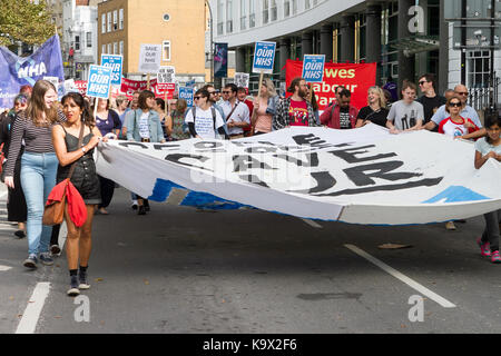 Sussex, Regno Unito. 24 settembre, 2017. Per difendere i nostri nhs manifestanti marzo attraverso la Brighton UK Credit: matt duckett/imageslive/zuma filo/alamy live news Foto Stock