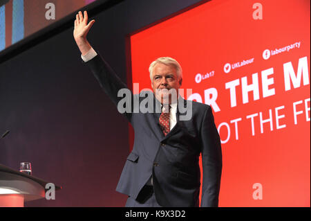 Brighton, Inghilterra. 24 settembre, 2017. carwyn jones, primo ministro del Galles, lascia il palco seguendo il suo discorso sul "welsh relazione" durante la sessione del pomeriggio del primo giorno del partito laburista conferenza annuale presso il centro di Brighton. Questa conferenza è dopo le elezioni generali di giugno 2017, quando sotto la leadership di jeremy corbyn, il partito laburista ha ridotto il partito conservatore di maggioranza in parlamento risultante in un parlamento appeso. kevin hayes/alamy live news Foto Stock