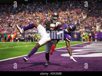 Settembre 24, 2017 - Florida, Stati Uniti - LOREN ELLIOTT | Orari .Minnesota Vikings wide receiver Diggs Stefon (14) fa una cattura di touchdown su Tampa Bay Buccaneers cornerback Vernon Hargreaves (28) durante la prima metà di un gioco di NFL tra il Tampa Bay Buccaneers e Minnesota Vikings a U.S. Bank Stadium di Minneapolis, Minn., domenica 7 settembre 24, 2017. (Credito Immagine: © Loren Elliott/Tampa Bay volte via ZUMA filo) Foto Stock