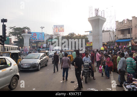 Hyderabad, India-23th settembre,2017. Un sreet scena di una trafficata area dello shopping in koti in Hyderabad, India Foto Stock