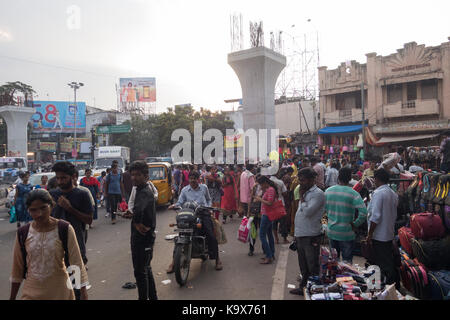 Hyderabad, India-23th settembre,2017. Un sreet scena di una trafficata area dello shopping in koti in Hyderabad, India Foto Stock