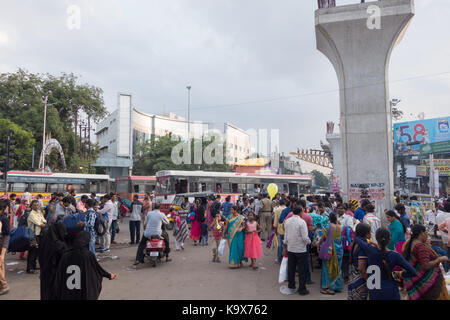 Hyderabad, India-23th settembre,2017. Un sreet scena di una trafficata area dello shopping in koti in Hyderabad, India Foto Stock