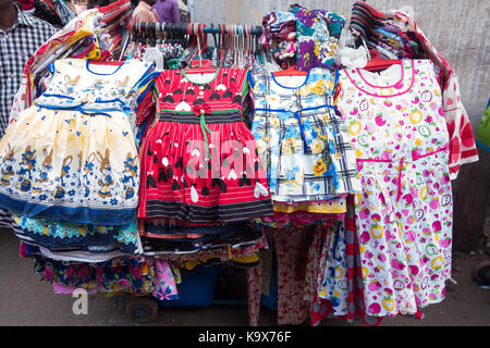 Hyderabad, India-23th settembre,2017. a basso prezzo abbigliamento per bambini in vendita presso una bancarella di strada in sultan bazaar a Hyderabad, India Foto Stock