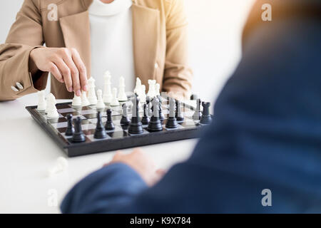 Due imprenditori strategia pensando di muoversi durante la riproduzione di un concetto di scacchi Foto Stock