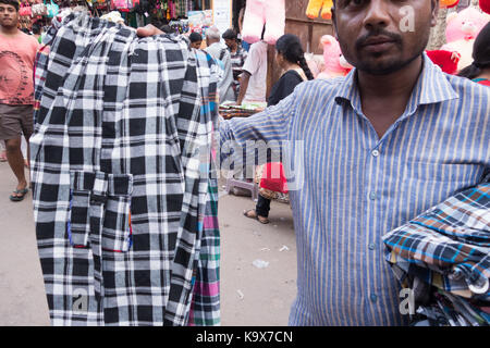 Hyderabad, India-23th settembre,2017. un venditore ambulante vende gli uomini della notte pantaloni in Hyderabad, India Foto Stock