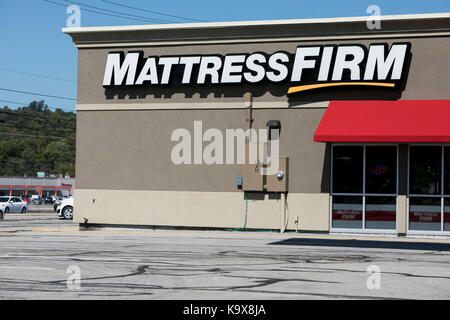 Un segno del logo al di fuori di un materasso ferma store retail in altoona, Pensilvania il 23 settembre 2017. Foto Stock