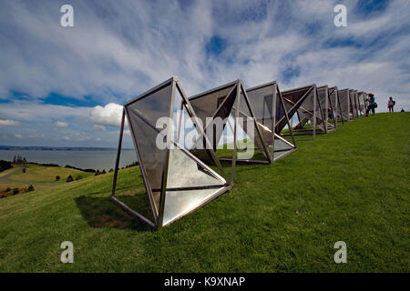 Gibbs farm di sculture giganti da vari artisti internazionali in fattoria rurale impostando al porto di kaipara nuova zelanda Foto Stock