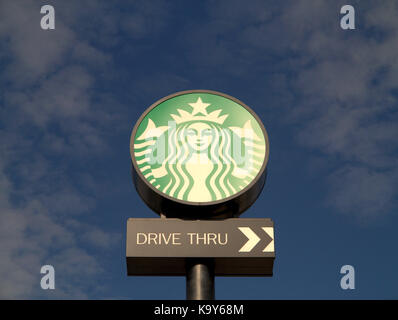 Starbucks Coffee segno drive thru frecce blu cielo Foto Stock