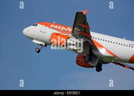 Un semplice aereo jet sale fuori dall'aeroporto di Inverness su di esso il ritorno a Londra Gatwick. Foto Stock