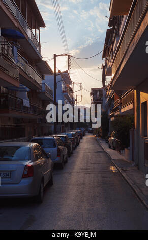 Stavros, Grecia - 03 settembre 2017: stagione estiva nella città di stavros durante il tramonto. Foto Stock