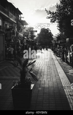 Stavros, Grecia - 03 settembre 2017: la strada principale di Stavros, cafes e ristoranti durante il tramonto in bianco e nero. Foto Stock