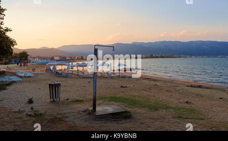 Stavros, Grecia - 03 settembre 2017: estate stagione sulle spiagge di stavros durante il tramonto. Foto Stock