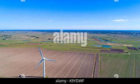 La fotografia aerea di turbine eoliche in un campo nei pressi di bouin, vendee Foto Stock