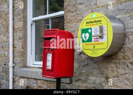 Defibrullator nel rurale villaggio inglese di gunnerside in swaledale, Yorkshire Dales, North Yorkshire. Foto Stock