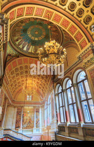 La Grande Scala del Ministero degli Esteri e del Commonwealth, progettato da George Gilbert Scott, edificio storico a Whitehall, Londra, Inghilterra, Regno Unito Foto Stock