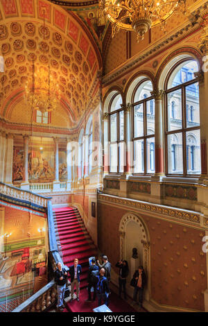 La Grande Scala del Ministero degli Esteri e del Commonwealth, progettato da George Gilbert Scott, edificio storico a Whitehall, Londra, Inghilterra, Regno Unito Foto Stock