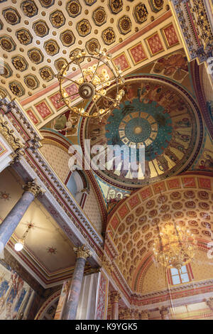 Ceilng sopra la Grande Scala del Ministero degli Affari Esteri e del Commonwealth, progettato da George Gilbert Scott, edificio storico a Londra, Inghilterra, Regno Unito Foto Stock