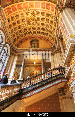 La Grande Scala del Ministero degli Esteri e del Commonwealth, progettato da George Gilbert Scott, edificio storico a Whitehall, Londra, Inghilterra, Regno Unito Foto Stock