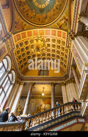 La Grande Scala del Ministero degli Esteri e del Commonwealth, progettato da George Gilbert Scott, edificio storico a Whitehall, Londra, Inghilterra, Regno Unito Foto Stock