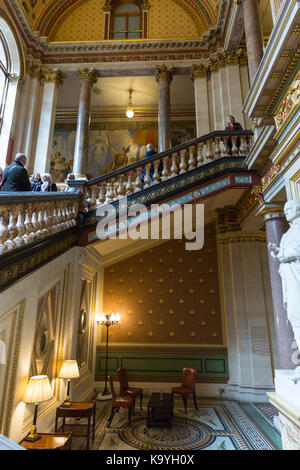 La Grande Scala del Ministero degli Esteri e del Commonwealth, progettato da George Gilbert Scott, edificio storico a Whitehall, Londra, Inghilterra, Regno Unito Foto Stock