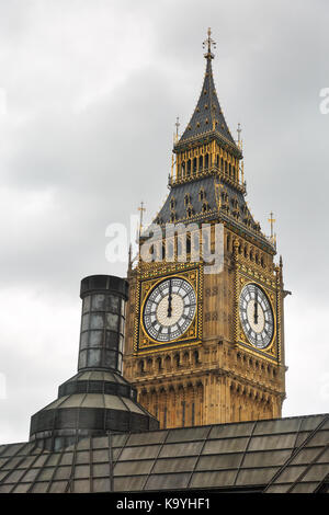 La parte superiore del Big Ben e il parlamento britannico di Elisabetta La Torre a mezzogiorno, e tetti in Londra England Regno Unito Foto Stock