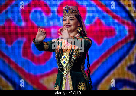 Prestazioni di uzbekiston e navbakhor canzone e ballo ensemble Interpreti sul palcoscenico del Palazzo del Cremlino durante i giorni della cultura uzbeka in mos Foto Stock