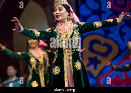 Prestazioni di uzbekiston e navbakhor canzone e ballo ensemble Interpreti sul palcoscenico del Palazzo del Cremlino durante i giorni della cultura uzbeka in mos Foto Stock