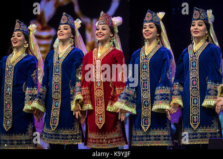Prestazioni di uzbekiston e navbakhor canzone e ballo ensemble Interpreti sul palcoscenico del Palazzo del Cremlino durante i giorni della cultura uzbeka in mos Foto Stock