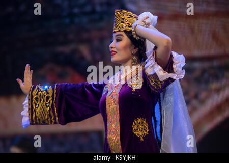 Prestazioni di uzbekiston e navbakhor canzone e ballo ensemble Interpreti sul palcoscenico del Palazzo del Cremlino durante i giorni della cultura uzbeka in mos Foto Stock