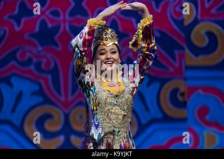 Prestazioni di uzbekiston e navbakhor canzone e ballo ensemble Interpreti sul palcoscenico del Palazzo del Cremlino durante i giorni della cultura uzbeka in mos Foto Stock