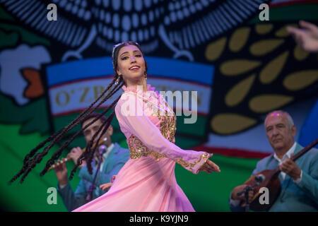 Prestazioni di uzbekiston e navbakhor canzone e ballo ensemble Interpreti sul palcoscenico del Palazzo del Cremlino durante i giorni della cultura uzbeka in mos Foto Stock